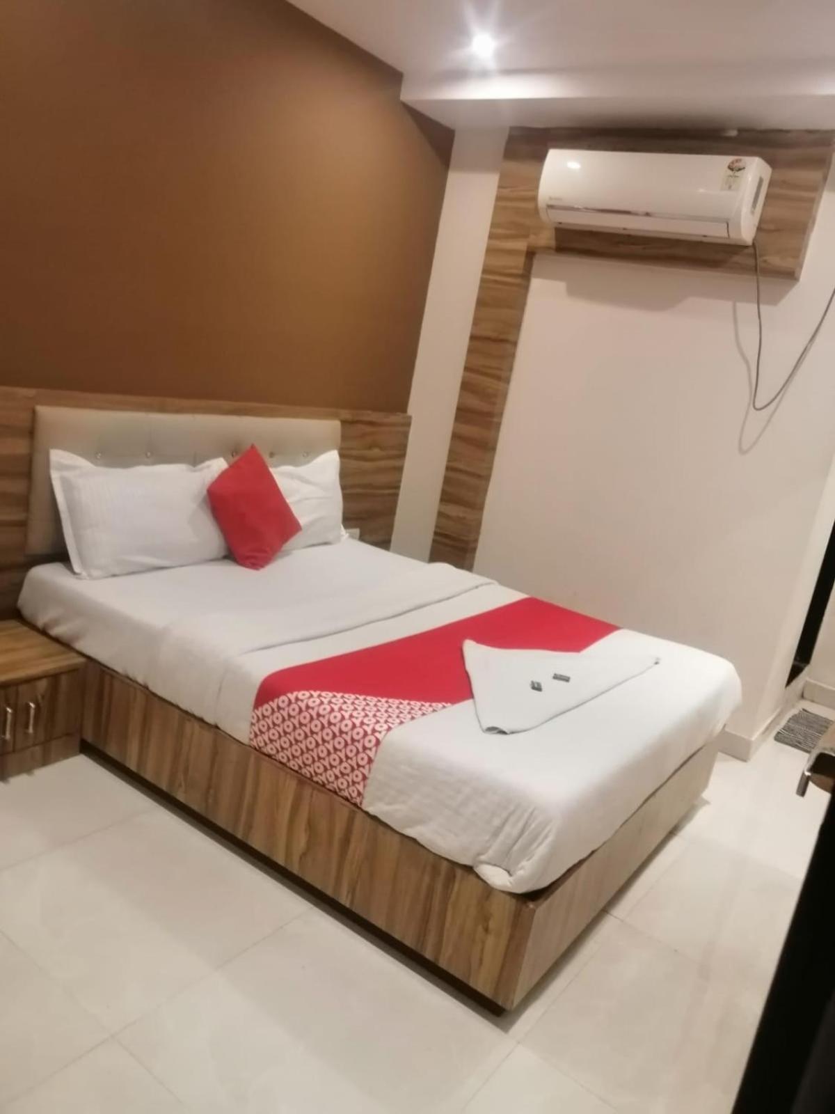 Ruby Hotel Мумбай Екстериор снимка